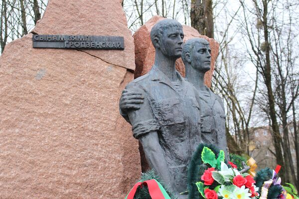 Композицию составляют два воина-товарища, стоящие у расколотой надвое каменной глыбы. - Sputnik Беларусь