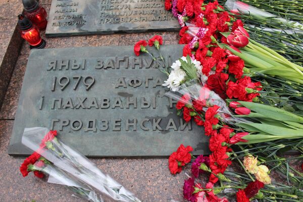 На гранитном постаменте расположены мраморные плиты с именами воинов, похороненных на территории Гродненской области. - Sputnik Беларусь