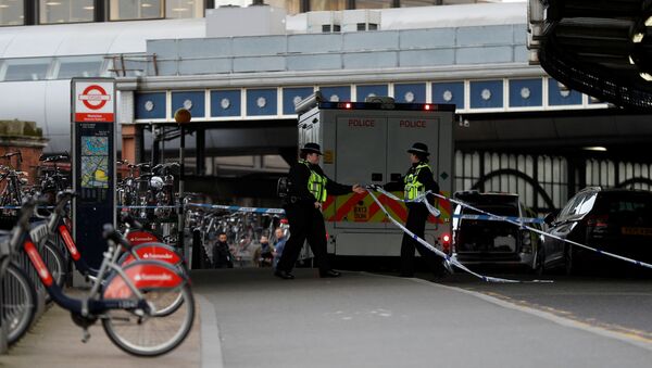 Полицейские охраняют место возле железнодорожного вокзала Ватерлоо в Лондоне, где был найден подозрительный пакет - Sputnik Беларусь