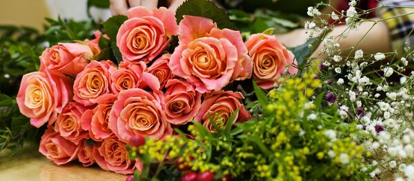 Флорист с цветами, архивное фото - Sputnik Беларусь