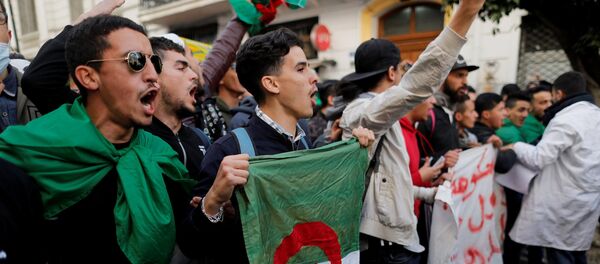 Студенты принимают участие в акции протеста, против предложения президента Абдельазиза Бутефлики баллотироваться на выборах в Алжире - Sputnik Беларусь