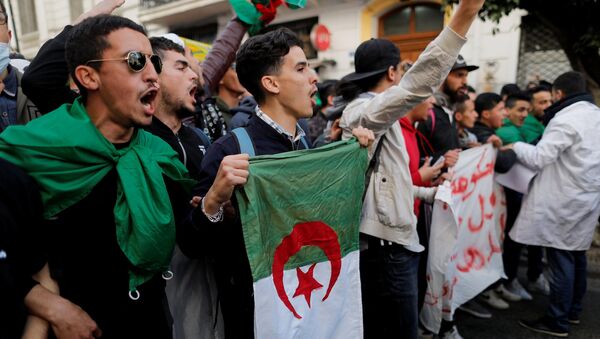 Студенты принимают участие в акции протеста, против предложения президента Абдельазиза Бутефлики баллотироваться на выборах в Алжире - Sputnik Беларусь