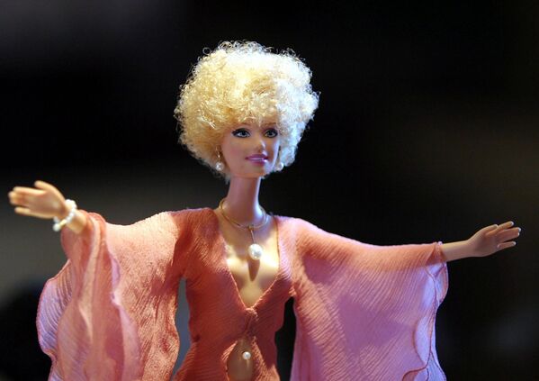 В платье от Nina Ricci и украшениях от Mikimoto на выставке в 2003 году в Монако. Для Барби создавали наряды многие всемирно известные дизайнеры.  - Sputnik Беларусь