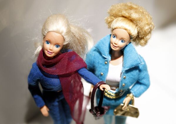 Куклы Барби на выставке в Амстердаме, 2014 год. В 55 лет Барби освоила планшет, завела страничку в соцсети и занялась бизнесом. - Sputnik Беларусь