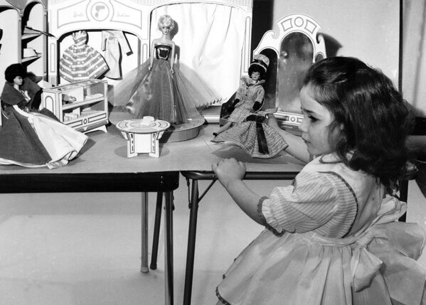 Одни из первых кукол. К 1965 году продажи достигли 100 миллионов долларов. После выпуска куклы Mattel наладила производство домиков, посуды, одежды, мебели – все для игры с Барби. - Sputnik Беларусь