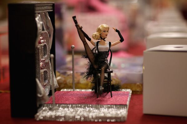 Барби-танцовщица и коллекционная мини-сцена выставлена на аукционе в Арлингтоне, Вирджиния, в 2015 году. - Sputnik Беларусь