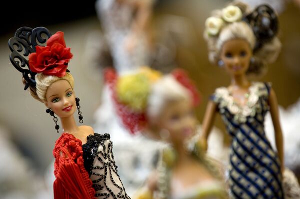 В традиционных нарядах фламенко она предстала на выставке, посвященной 50-летию куклы, в Малаге, Южная Испания. - Sputnik Беларусь
