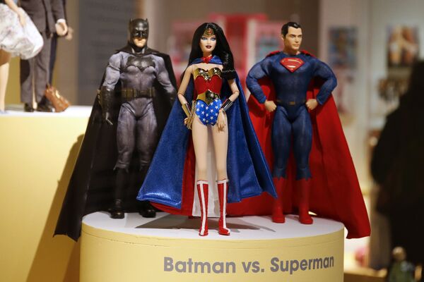 Барби и Кен в образе Бэтмена, Чудо-женщины и Супермена. - Sputnik Беларусь