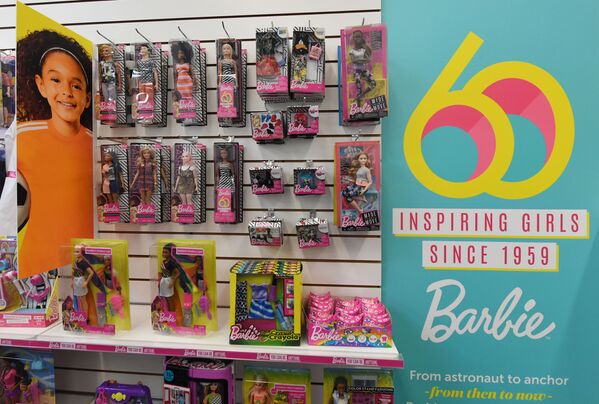 Куклы Барби выставлены в центре дизайна Mattel накануне 60-летия. Как известно, создательницей Барби была Рут Хэндлер, супруга основателя фирмы Mattel Эллиота Хэндлера. - Sputnik Беларусь