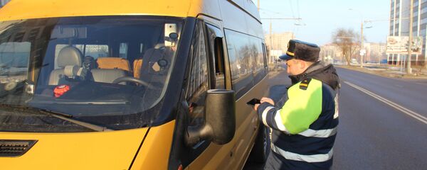 Маршрутка и инспектор ГАИ Маршрутка и инспектор ГАИ - Sputnik Беларусь