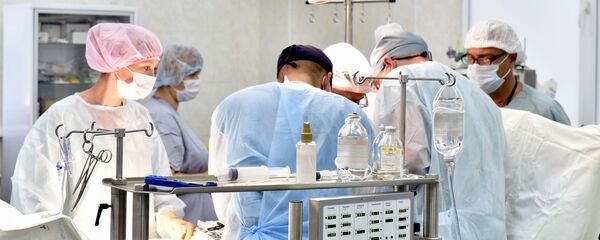 Урачы праводзяць аперацыю Урачы праводзяць аперацыю - Sputnik Беларусь