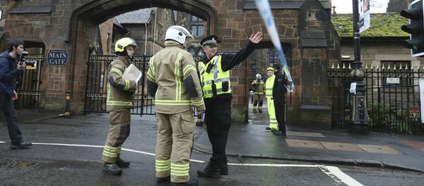 Сотрудники полиции и пожарные возле университета в Глазго - Sputnik Беларусь