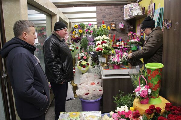 Тюльпаны и розы привезли в Минск на рассвете: весенний репортаж - Sputnik Беларусь