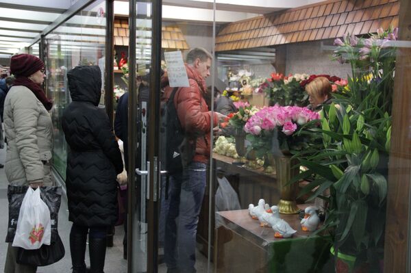 Тюльпаны и розы привезли в Минск на рассвете: весенний репортаж - Sputnik Беларусь