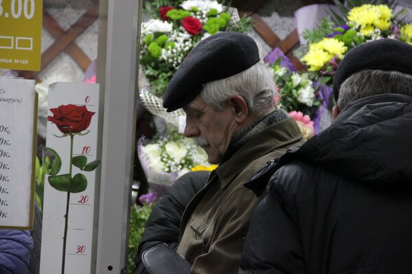 Тюльпаны и розы привезли в Минск на рассвете: весенний репортаж - Sputnik Беларусь