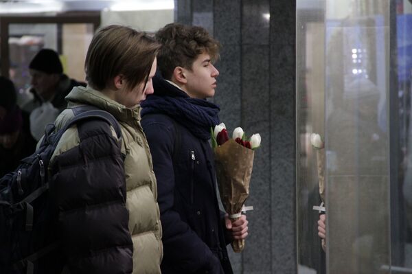 Тюльпаны и розы привезли в Минск на рассвете: весенний репортаж - Sputnik Беларусь