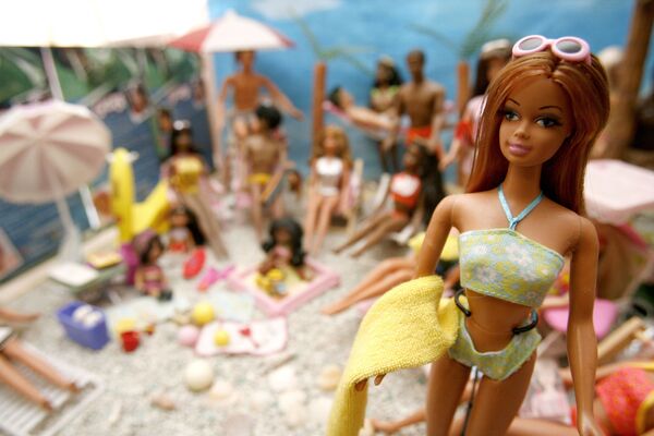 Барби отдыхает на пляже. Из коллекции Роберты Чеккарелли, насчитывающей более тысячи кукол. Итальянка собирает ее с 1986 года. - Sputnik Беларусь