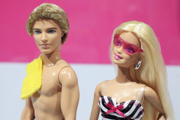В 2004 году в Mattel объявили о том, что Барби и Кен расстаются, но через два года снова помирили эту сладкую парочку.  - Sputnik Беларусь