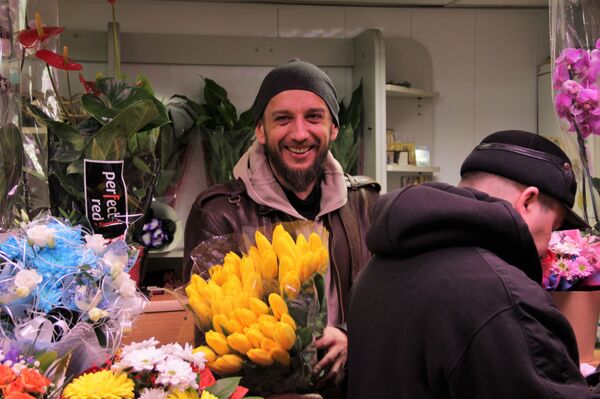 Тюльпаны и розы привезли в Минск на рассвете: весенний репортаж - Sputnik Беларусь