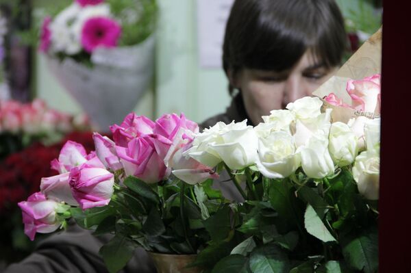 Тюльпаны и розы привезли в Минск на рассвете: весенний репортаж - Sputnik Беларусь