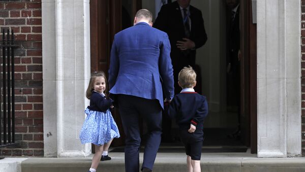 Принц Уильям с сыном Георгом и дочерью Шарлоттой - Sputnik Беларусь