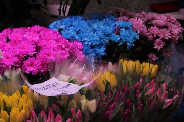 Тюльпаны и розы привезли в Минск на рассвете: весенний репортаж - Sputnik Беларусь