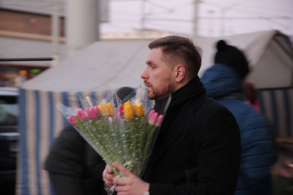 Тюльпаны и розы привезли в Минск на рассвете: весенний репортаж - Sputnik Беларусь