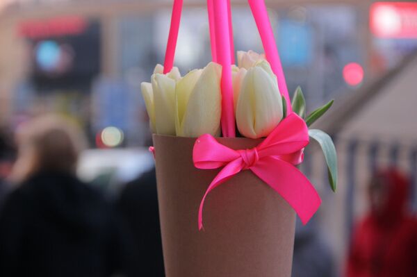 Тюльпаны и розы привезли в Минск на рассвете: весенний репортаж - Sputnik Беларусь