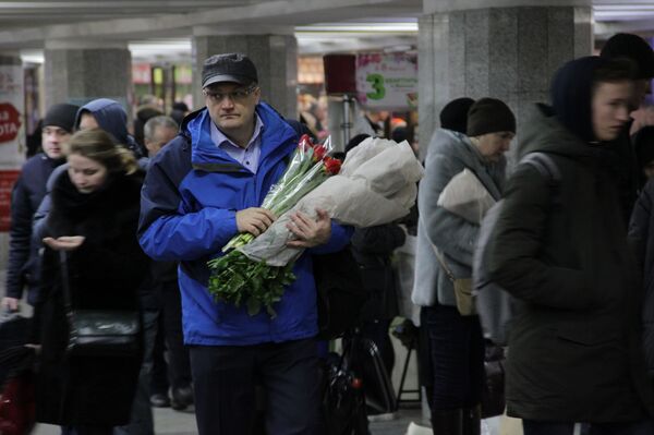 Тюльпаны и розы привезли в Минск на рассвете: весенний репортаж - Sputnik Беларусь