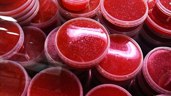 Продажа красной икры, архивное фото - Sputnik Беларусь