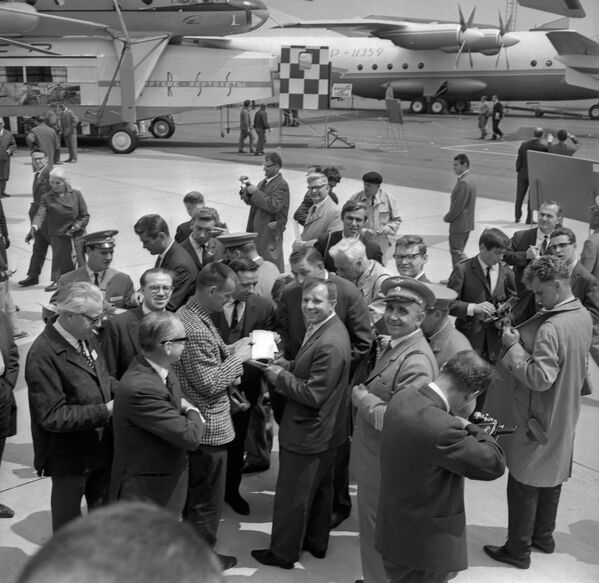 Юрий Гагарин раздает автографы на Международном парижском авиасалоне 10 июня 1965 года в аэропорту Ле-Бурже.  - Sputnik Беларусь