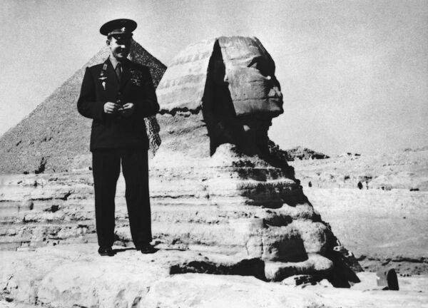 Космонавт Юрий Гагарин позирует возле древнего сфинкса во время посещения знаменитых пирамид в Гизе, недалеко от Каира, Египет, в январе 1962-го. Гагарин отклонил предложение проехать верхом на верблюде.  - Sputnik Беларусь