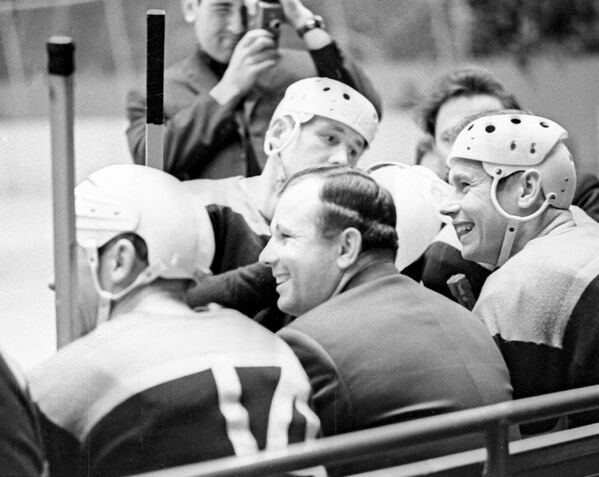 Юрий Гагарин пришел поболеть за любимую хоккейную команду. 20 декабря 1965 года. - Sputnik Беларусь