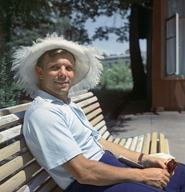 Первый в мире космонавт, Герой Советского Союза Юрий Гагарин на отдыхе в июне 1961-го. - Sputnik Беларусь
