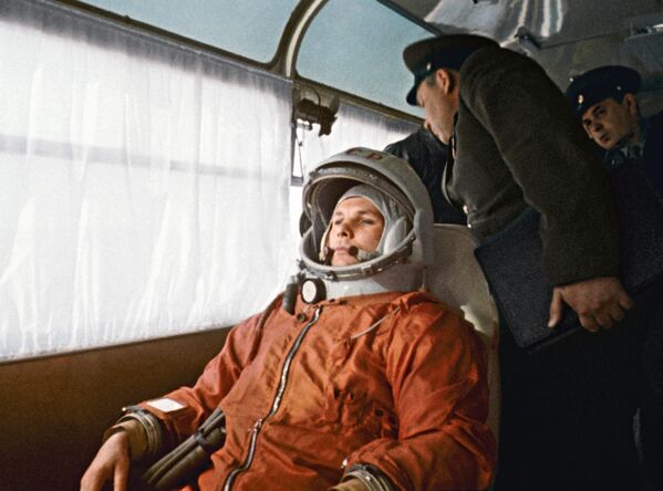 Космонавт Юрий Гагарин направляется в автобусе на космодром Байконур 12 апреля 1961 года.  - Sputnik Беларусь