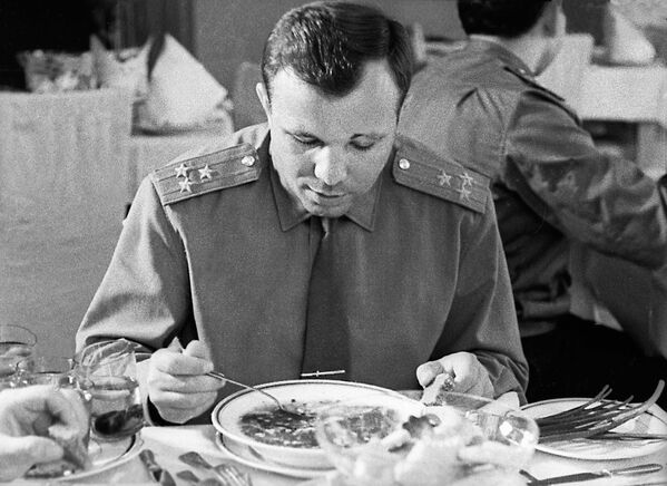 Полковник Юрий Гагарин в столовой Центра подготовки космонавтов в 1964 году. - Sputnik Беларусь