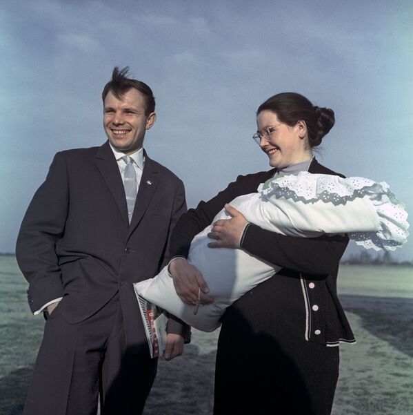 Гагарин с супругой Валентиной и дочкой Галей 1 мая 1961 года. - Sputnik Беларусь