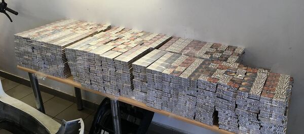 Обнаруженные в машине сигареты Обнаруженные в машине сигареты - Sputnik Беларусь