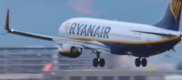 Самолет Ryanair врезался в стаю чаек в Барселоне Самолет Ryanair врезался в стаю чаек в Барселоне - Sputnik Беларусь