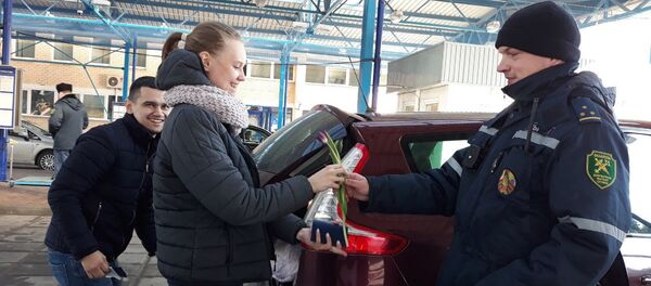 Таможенники дарят цветы на границе - Sputnik Беларусь