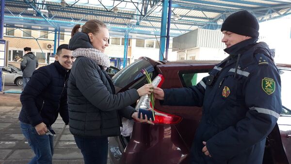 Таможенники дарят цветы на границе - Sputnik Беларусь