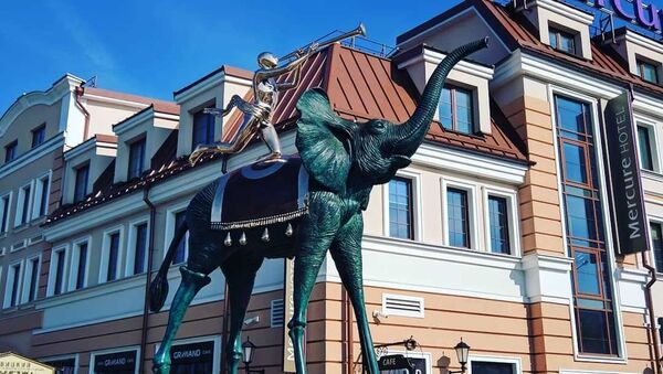 Скульптуру слона Сальвадора Дали установили в центре Минска - Sputnik Беларусь