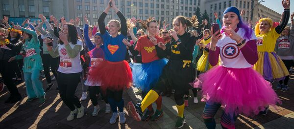 Многие девушки были в смешных костюмах и оригинальных футболках Многие девушки были в смешных костюмах и оригинальных футболках - Sputnik Беларусь