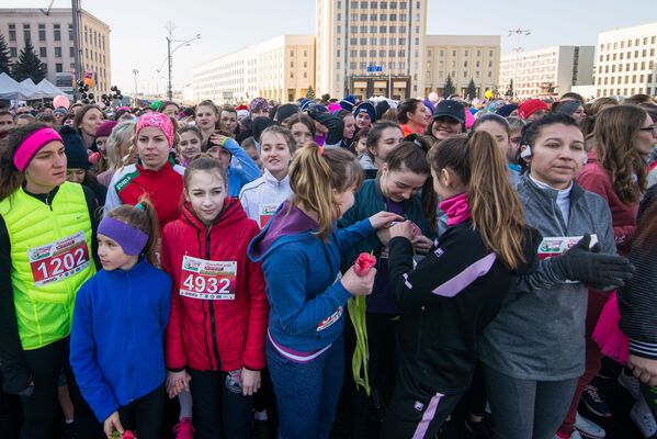 Стартовали участницы забега с площади Независимости в центре Минска - Sputnik Беларусь