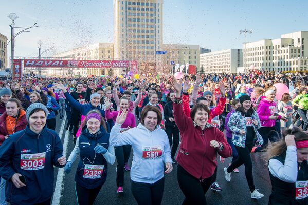 Участницами забега стала не только молодежь - пришло много женщин в среднем возрасте - Sputnik Беларусь