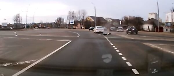 Момент аварии с такси в Гродно зафиксировали камеры - Sputnik Беларусь