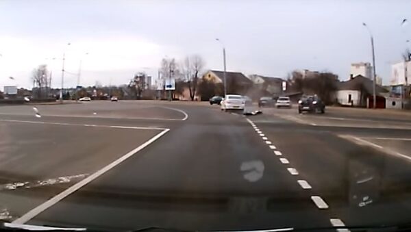 Момент аварии с такси в Гродно зафиксировали камеры - Sputnik Беларусь