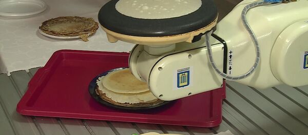 Блиноробот печет блины на Масленицу в Могилеве  - Sputnik Беларусь