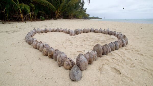 Кокосы, выложенные в форме сердца, на одном из пляжей Островов Кука - Sputnik Беларусь