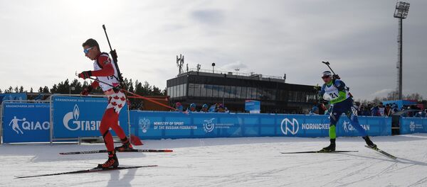 Метью Худец (Канада) и Максим Воробей (Беларусь) на дистанции индивидуальной гонки среди мужчин - Sputnik Беларусь